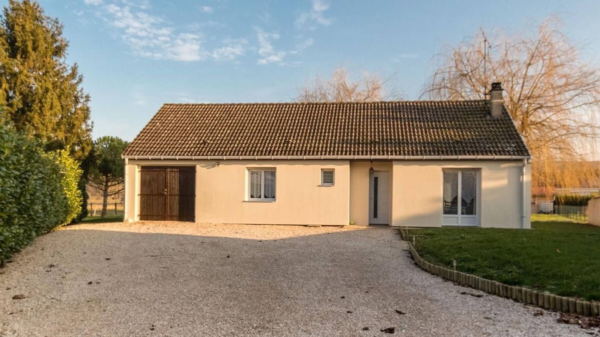 Gy Cottage | Bright Cottage in the Heart of Monts de Gy