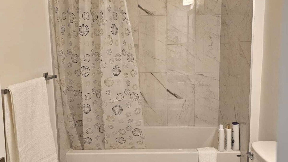 West Edmonton House | Bright & Cozy 2BR Suit Near WEM