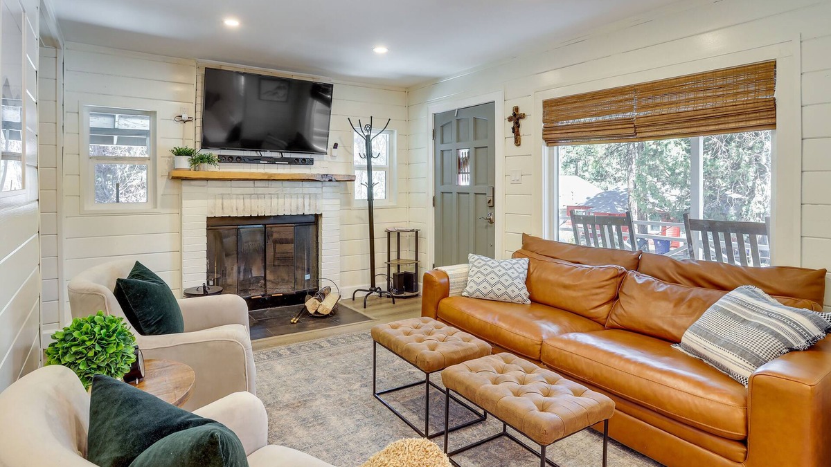 Big Bear City Cabin | Bright & Cozy Big Bear Cabin Rental ~ 5 Mi to Lake