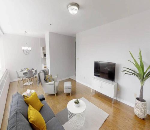 Saint John House | Bright Cozy Condo The Heart of Uptown 2BED Coffee & tea