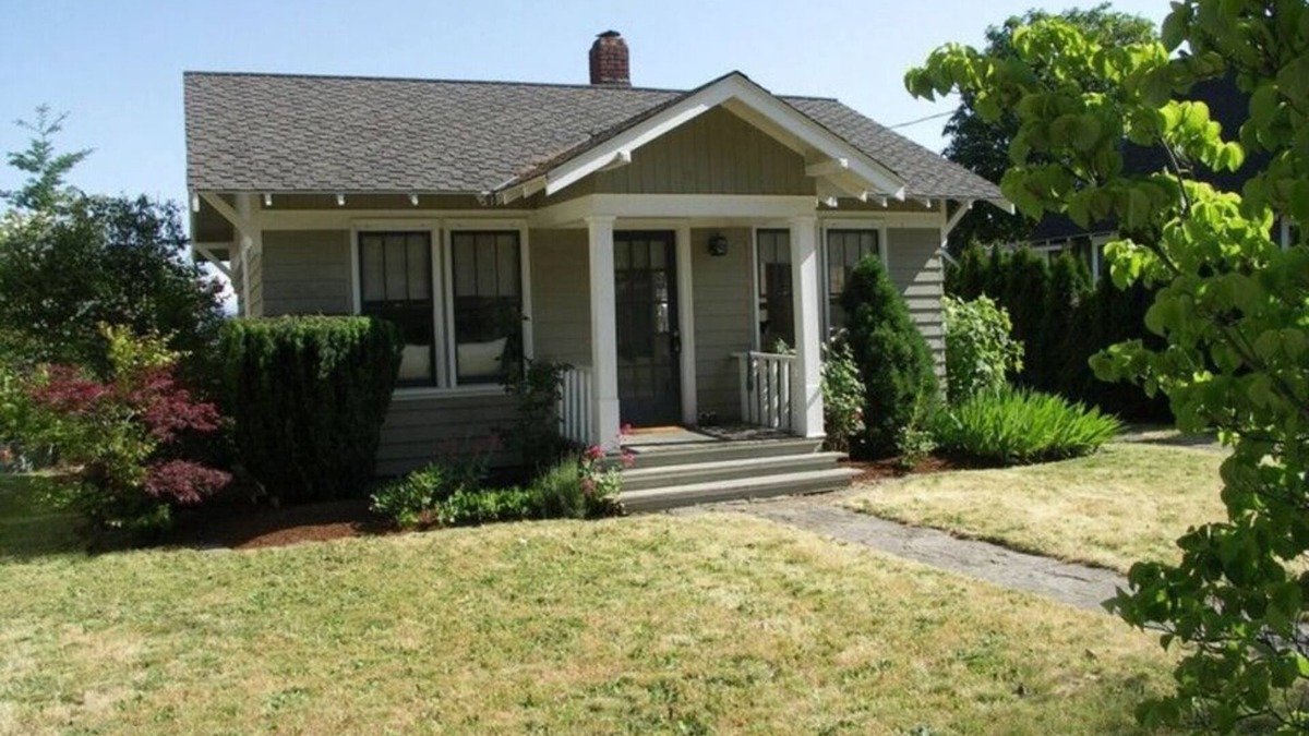 Hood River Cottage | Bright cozy cottage with Mt. Adams view