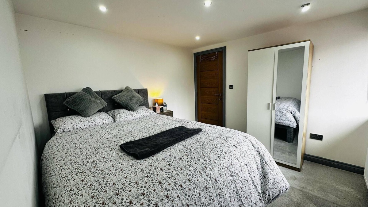 Broadheath House | Bright & Cozy Double Room