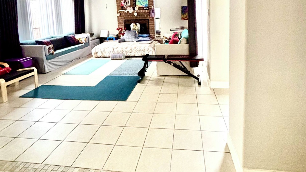 Addicks House | Bright Cozy Home Getaway + 2bedroom+sleep 6 + 2 private patios+ next to the park