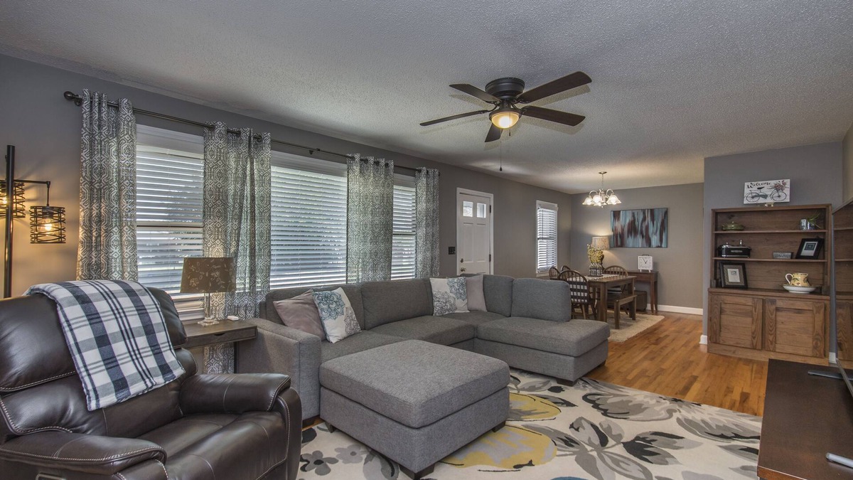 West Columbia House | Bright, Cozy House w/Large Fenced Backyard!