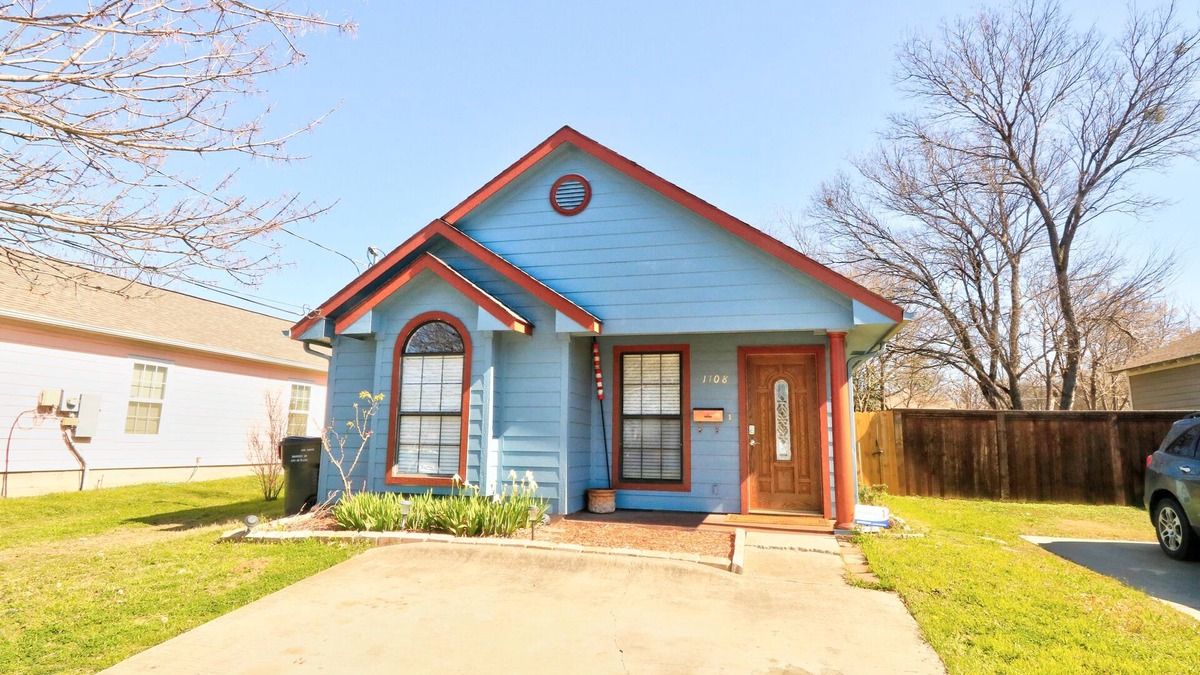 Plano House | Bright & Cozy Retreat in the Heart of Plano downtown Private Stay w backyard