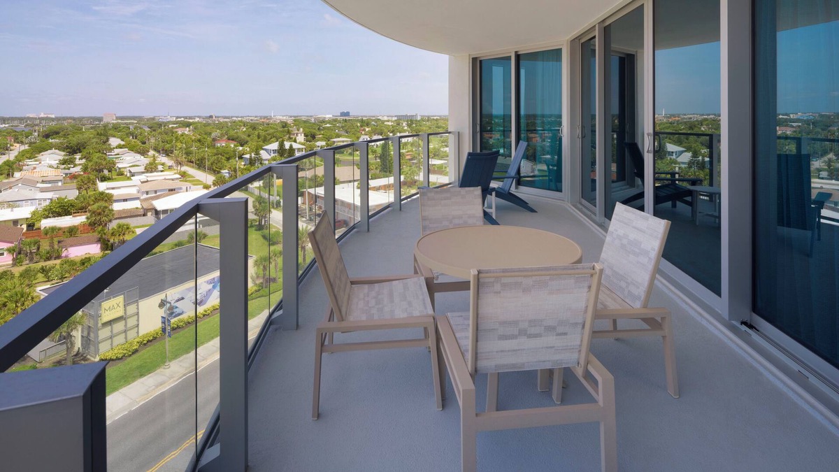 Daytona Beach Condo | Bright Daytona Beach 2BR Suite: Pool, Gym & City View 305