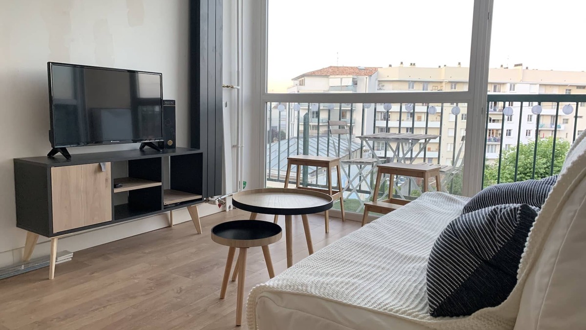 Saint Michel House | Bright downtown T2 near metro