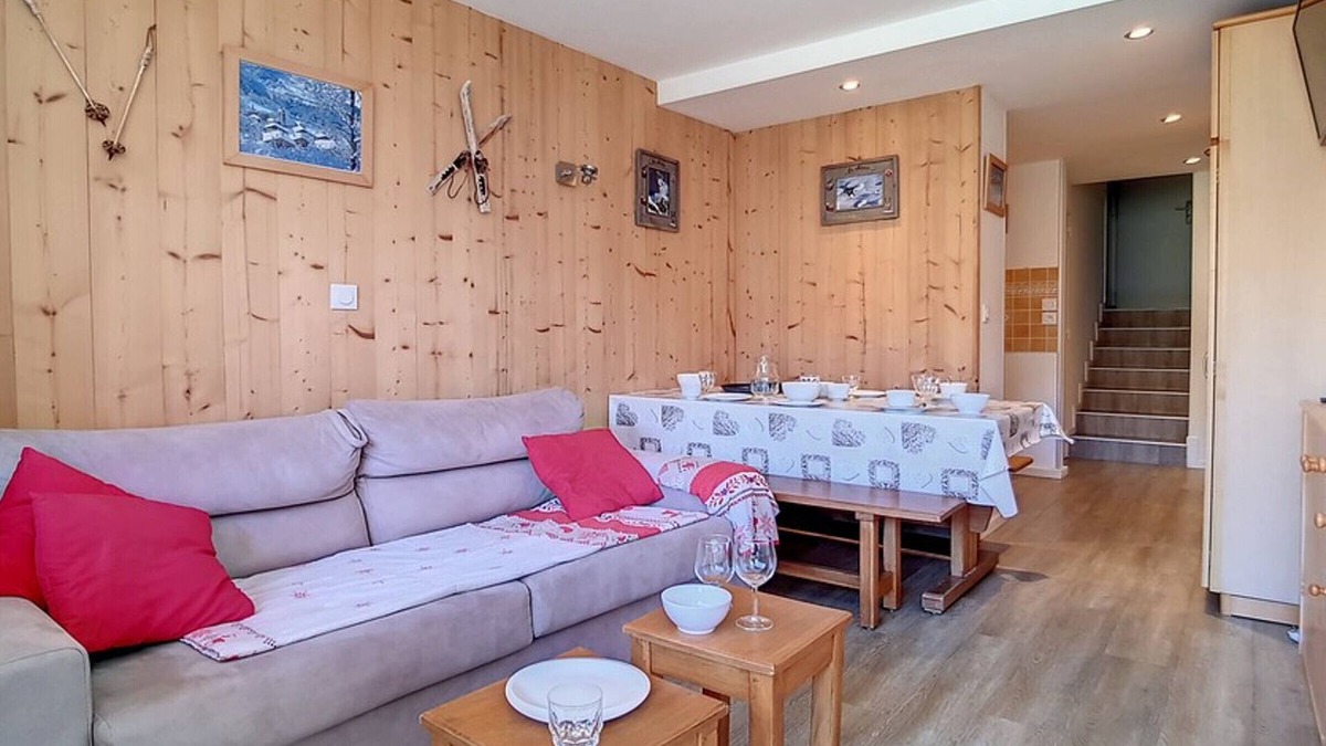 Les Menuires Apartment | Bright Duplex Apartment · Ski-in/Ski-out · Balcony