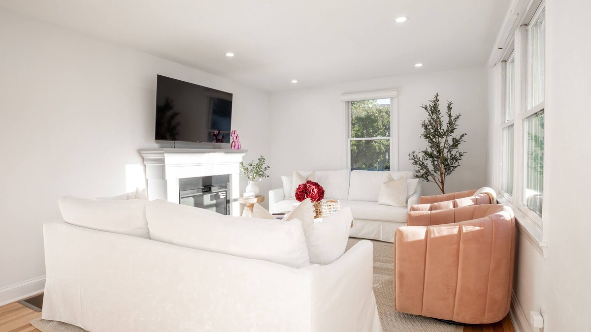 Fairfield House | Bright Escape, Top-Rated Design, Fire pit, Near Beach