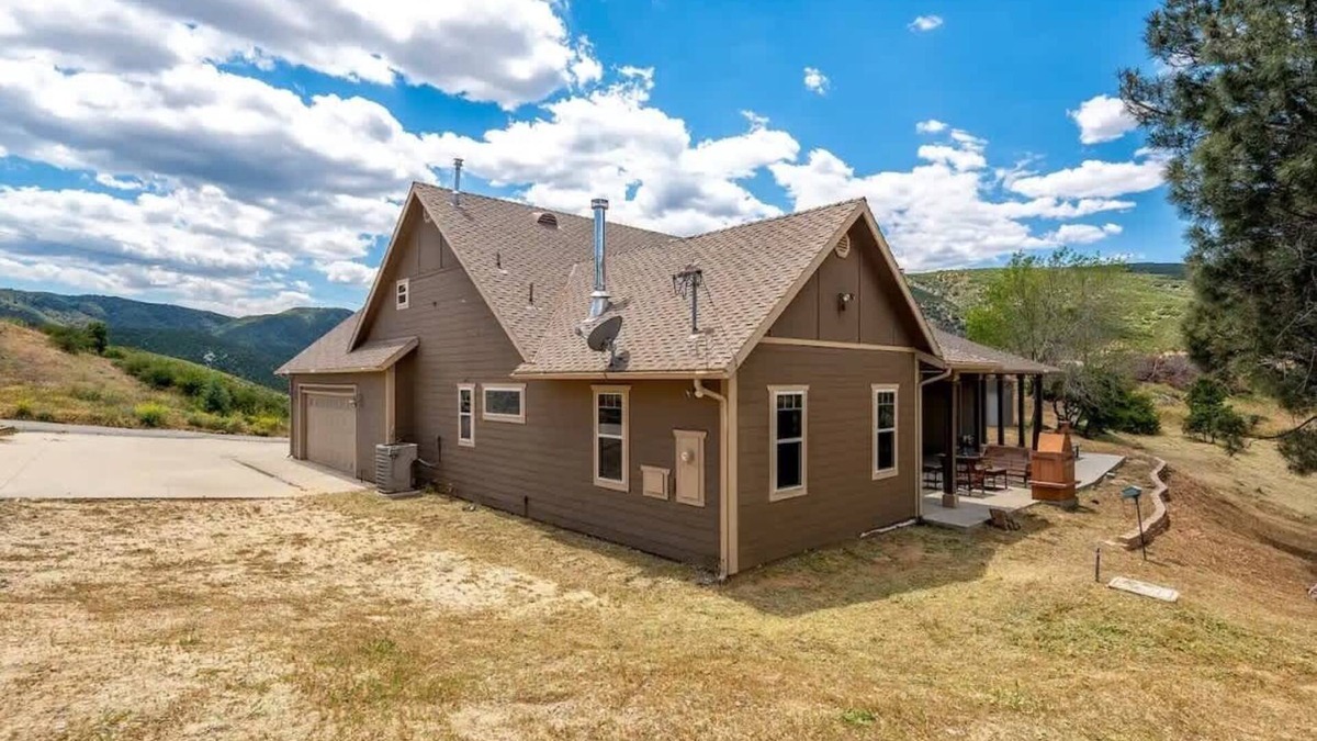 Lake Hughes House | Bright Family Getaway Mountain Views Outdoor Living