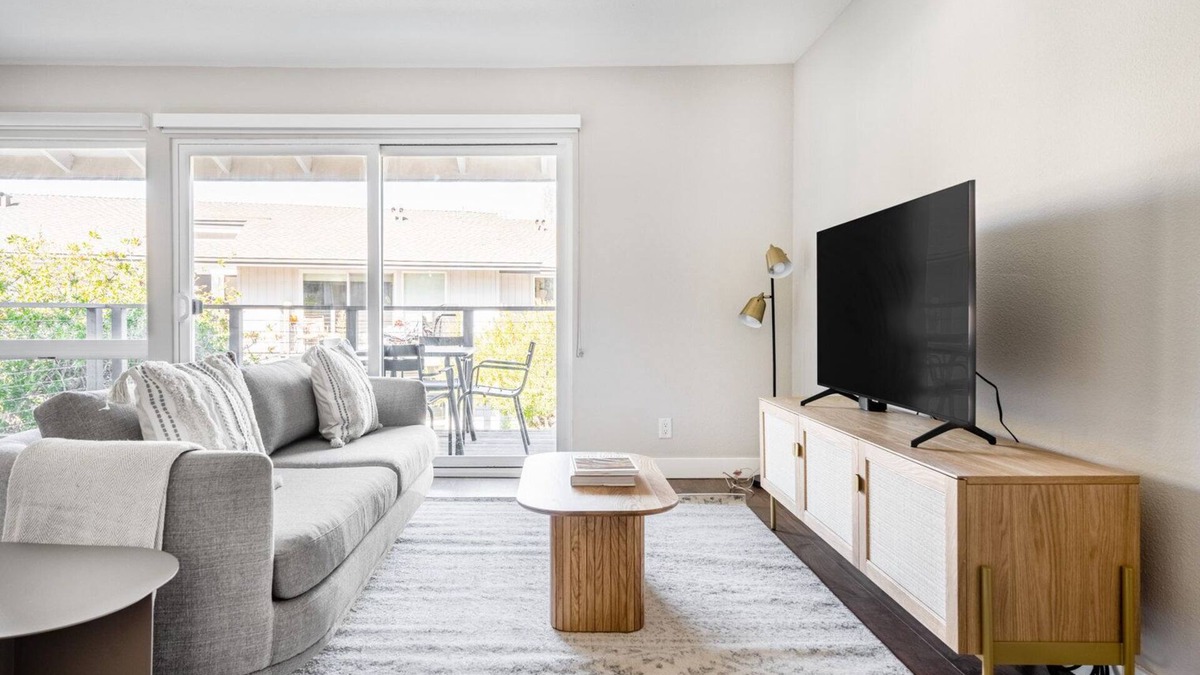 Foster City Apartment | Bright Foster City 2BR w/Gym, W/D & Pool, near Caltrain, by Blueground