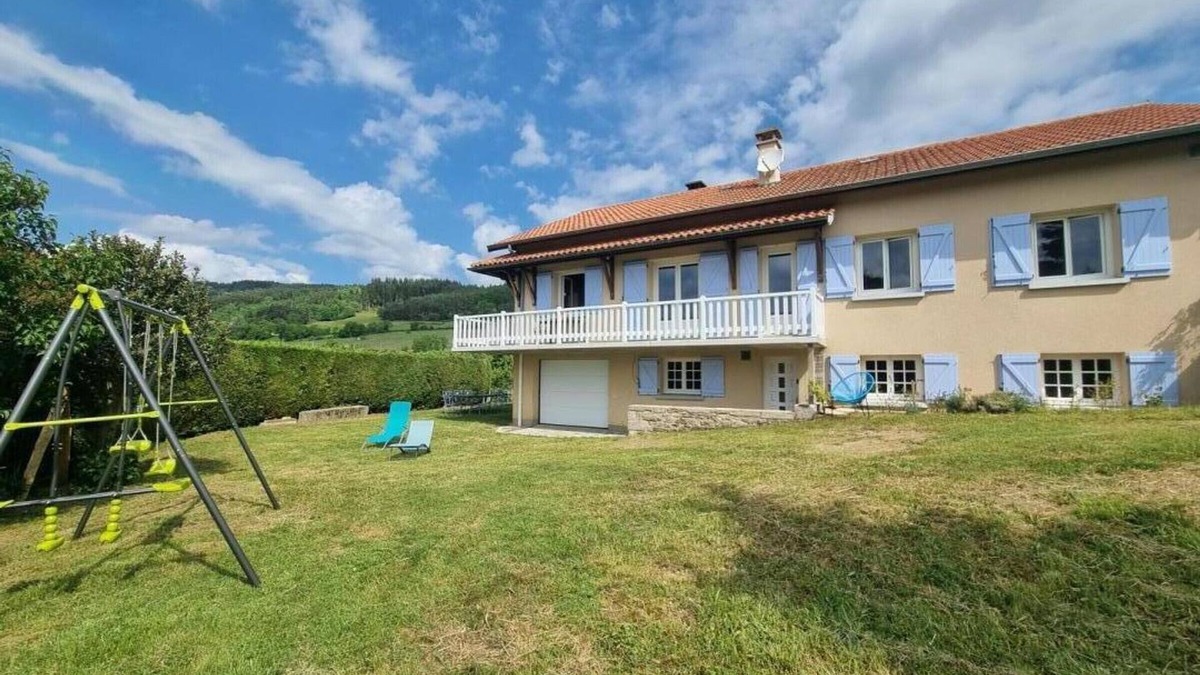 Saint-Georges-en-Couzan Cottage | Bright house with garden, garage, outdoor games, pets allowed