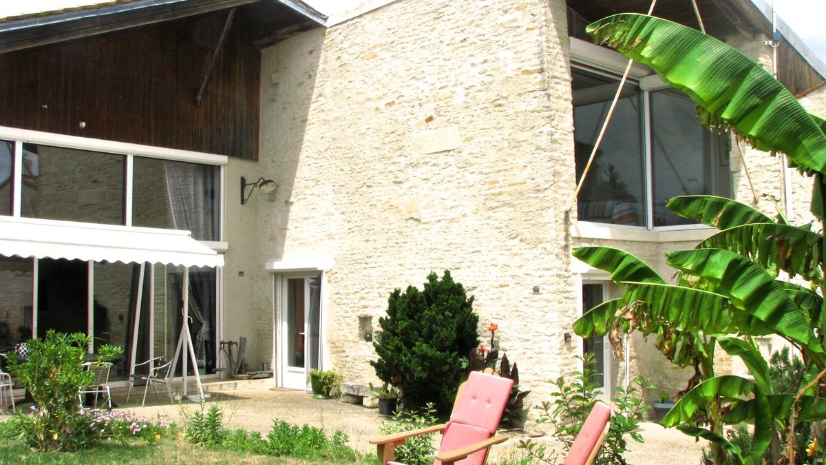 Saint-Hilaire-la-Palud House | Bright and spacious renovated barn