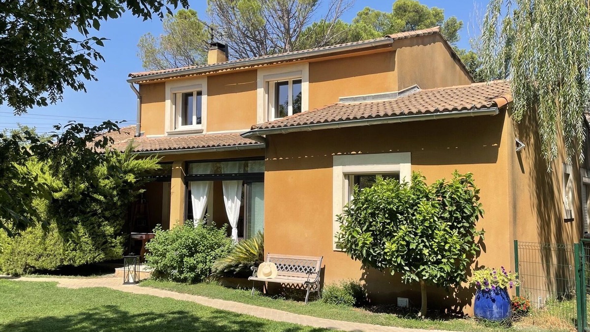Caumont-sur-Durance Apartment | Bright, fully renovated apartment with garden