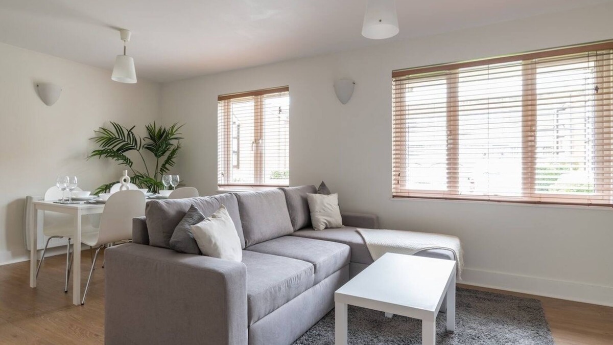 Maidenbower Apartment | Bright Fully Furnished Apartment/2 Parking Spaces