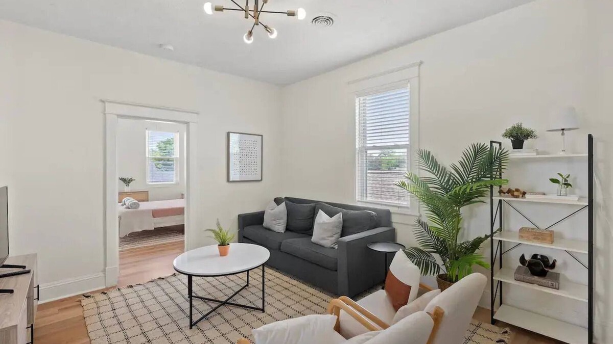 Hampton House | Bright, Historic 2-Bdrm Home by the Beachnn