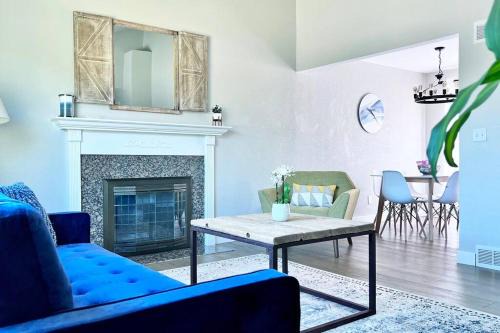 Broomfield House | Bright Home - Huge Backyard 20 min - Denver & Boulder