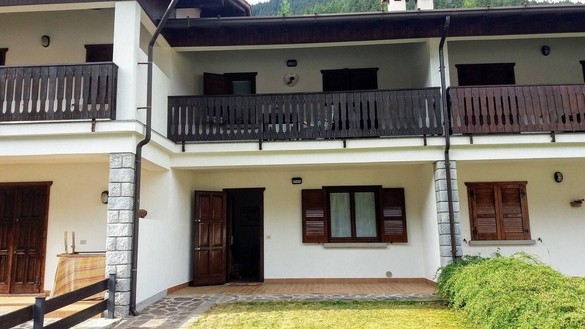 Borno House | Bright independent house with garden