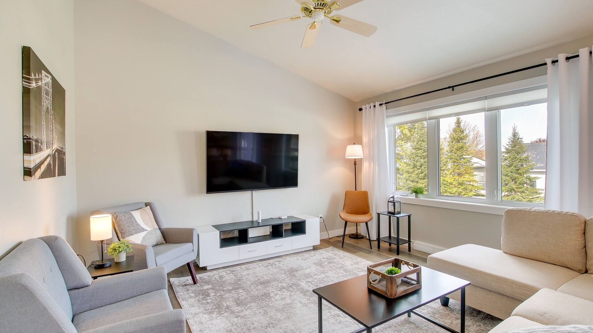 Little Chute Condo | Bright Little Chute Condo w/Deck & Yard!