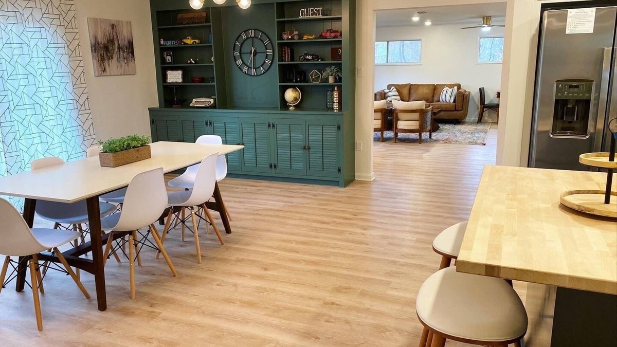 Conway House | Bright, Mid century Modern, 3 bedroom home next to Hendrix College