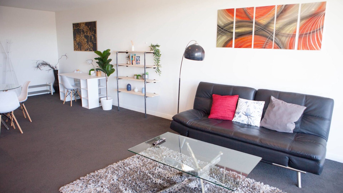 Lyneham Apartment | Bright modern 1BDR, wifi, parking, close to city