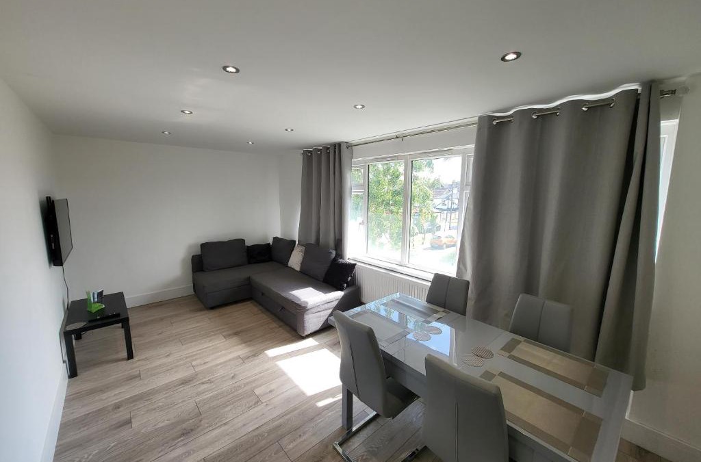 Sutton Central Apartment | Bright Modern 3 Bedroom Apartment