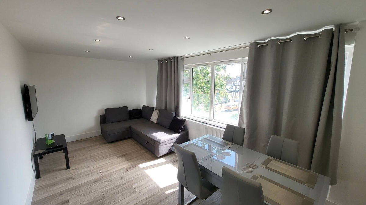 Sutton Central Apartment | Bright Modern 3 Bedroom Apartment