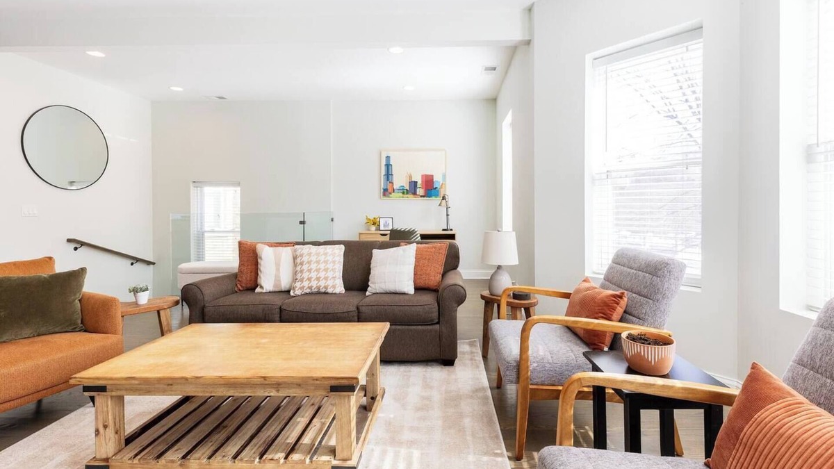 Edgewater Apartment | Bright & Modern Apt | Steps to Lake, Train, Food