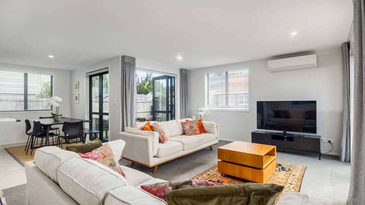 Mount Roskill House | Bright & Modern City Fringe Home