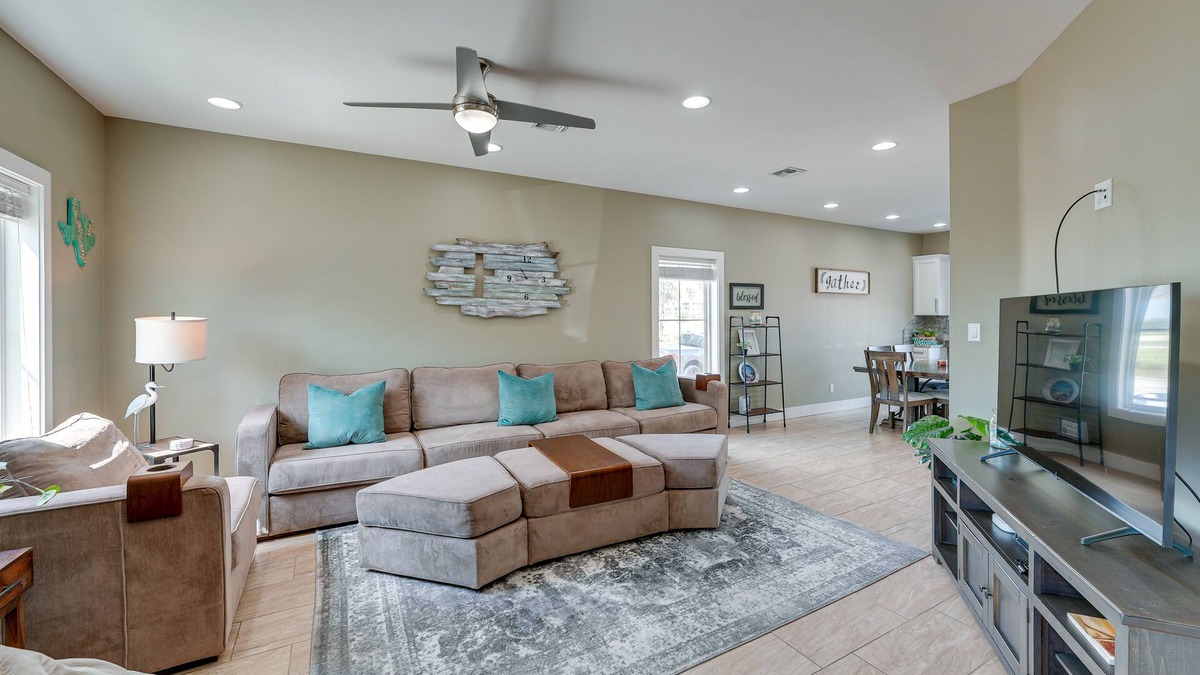 Corpus Christi Condo | Bright, Modern Corpus Christi Condo: 2 Mi to Beach