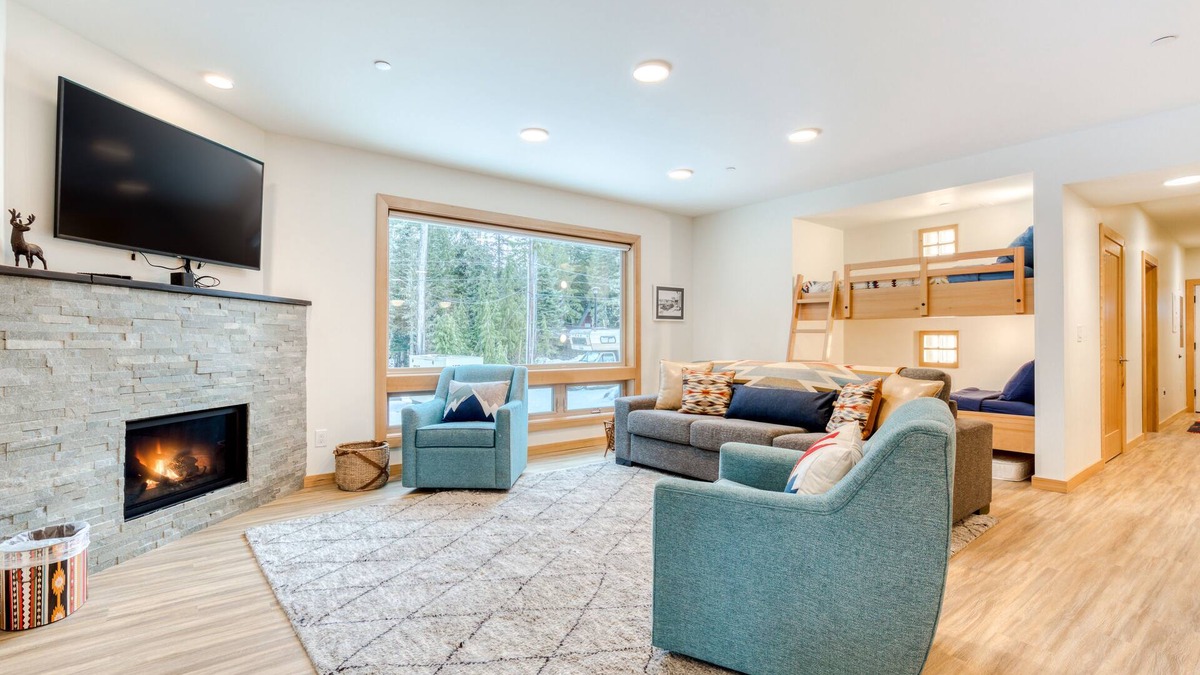 Government Camp House | Bright & modern dog-friendly getaway w/private balcony, gas grill, & free WiFi