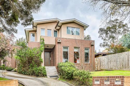Doncaster House | Bright Modern Holiday Home 7 Beds at Doncaster