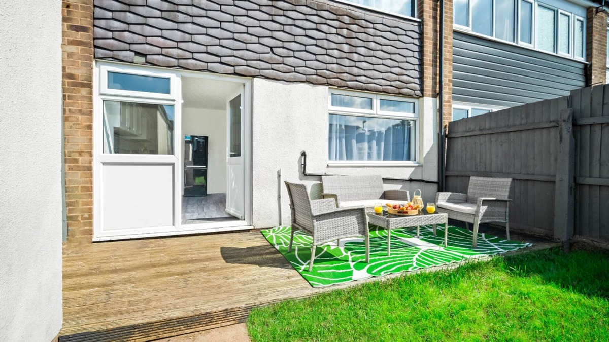Stonnall House | Bright Modern Home near Birmingham