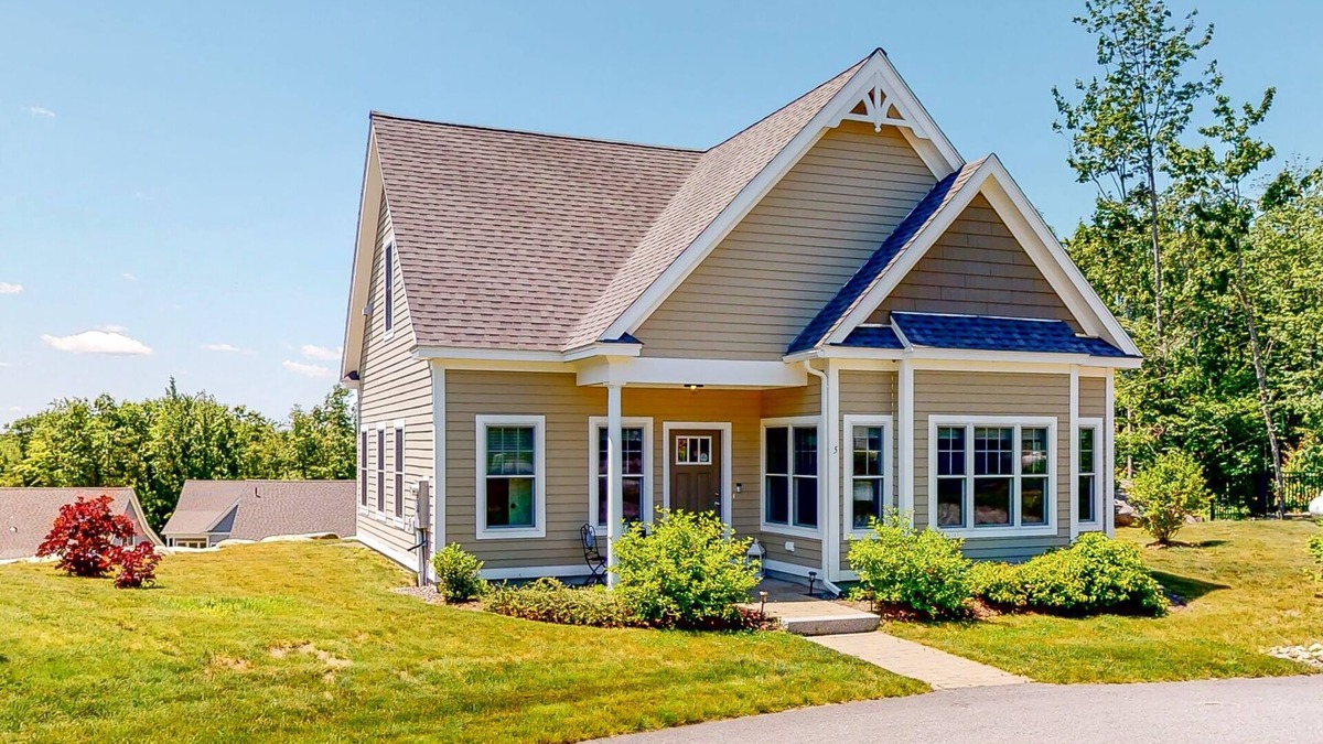 Arundel Cottage | Bright & modern home near the coast with pool, WiFi, game room & gym