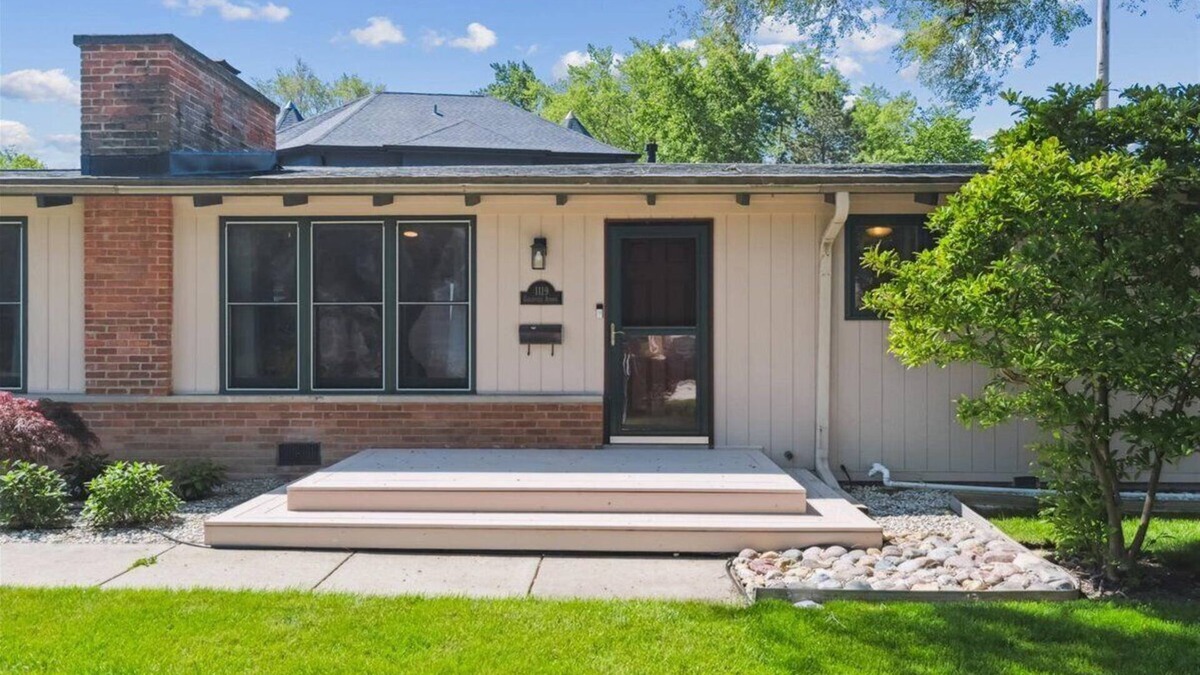 Deerfield House | Bright & Modern Home