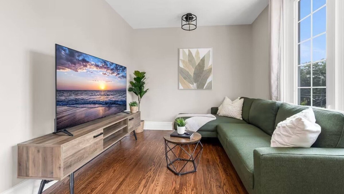 York - Haig Apartment | Bright & Modern Loft w/Patio, By Falls & Wineries
