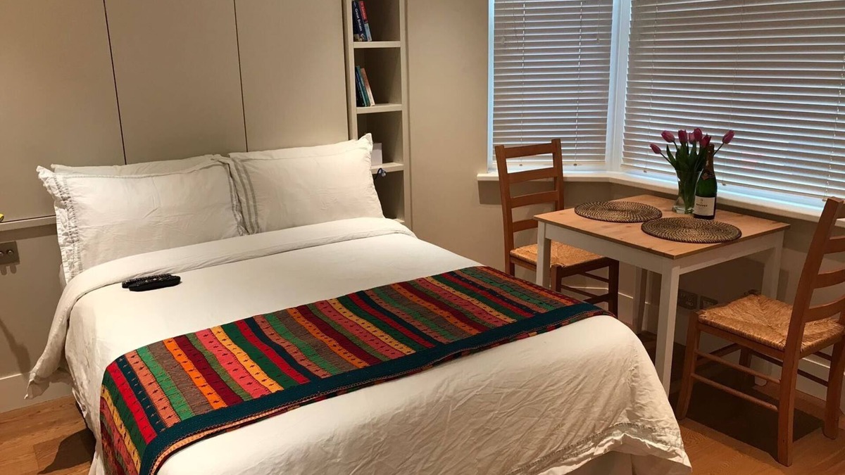 Fortune Green Apartment | Bright modern London flat with brilliant transport to everywhere!