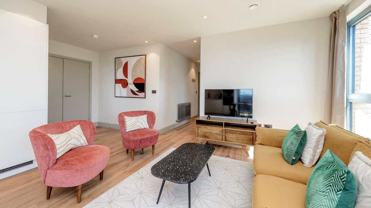 Tottenham Hale Apartment | Bright Modern Retreat