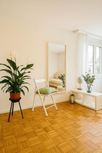 Wurenlos Apartment | Bright newly furnished apartment with workspace and garden area near Zurich