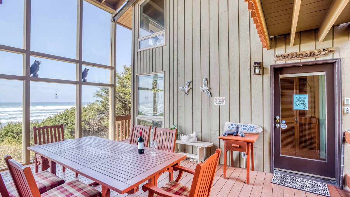 Seal Rock Condo | Bright Oceanfront Guest Home with Private Beach Access