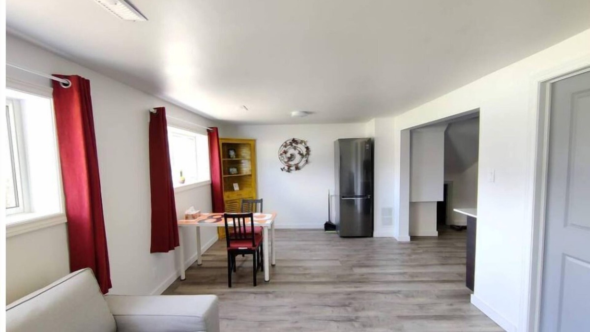 Kitchener Apartment | Bright One Bedroom Apartment w/ Sunroom, Wifi, Parking