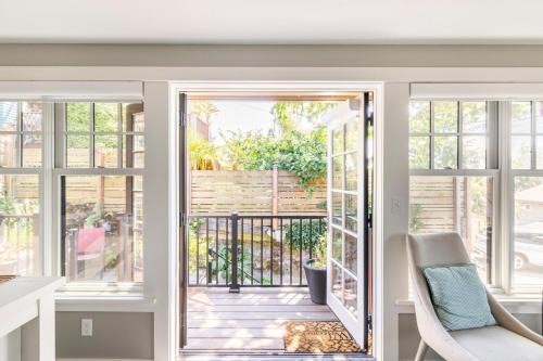 Fremont House | Bright one bedroom cottage with garage in Fremont neighborhood