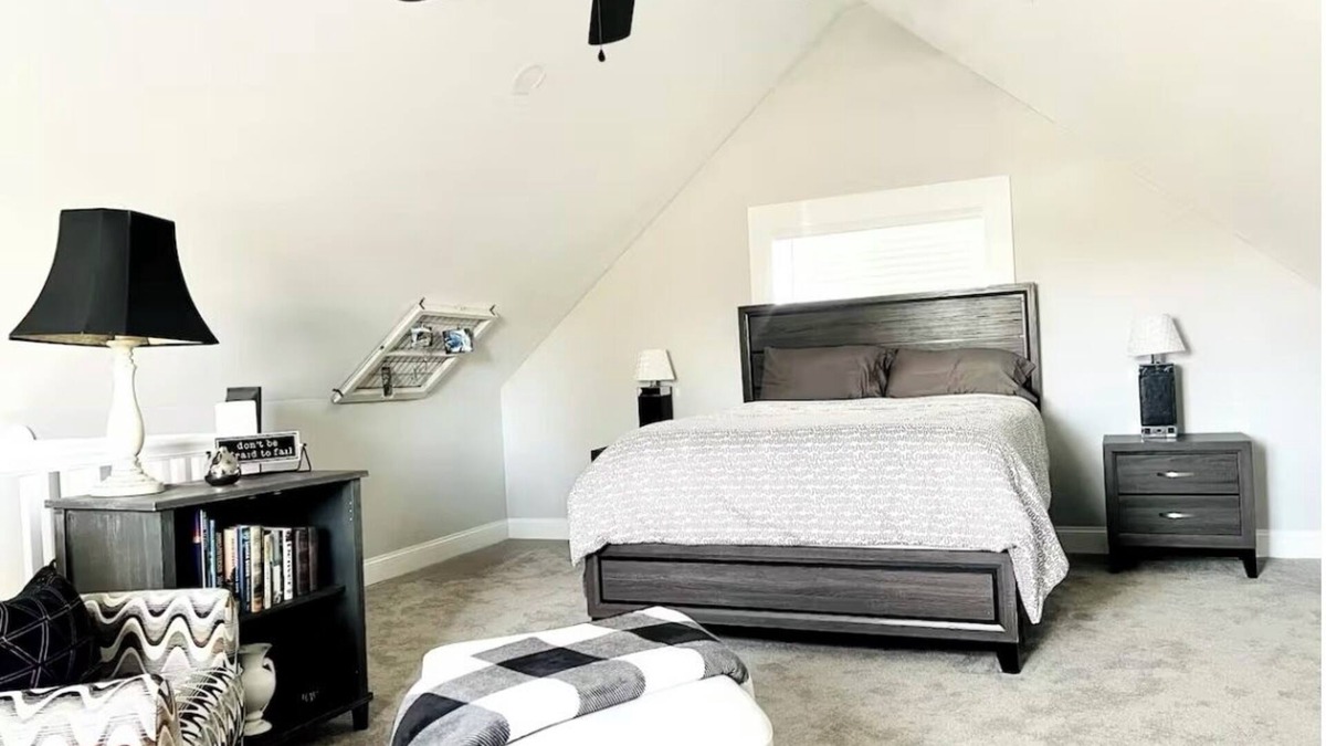 Pueblo Cottage | Bright one bedroom loft cottage guest house