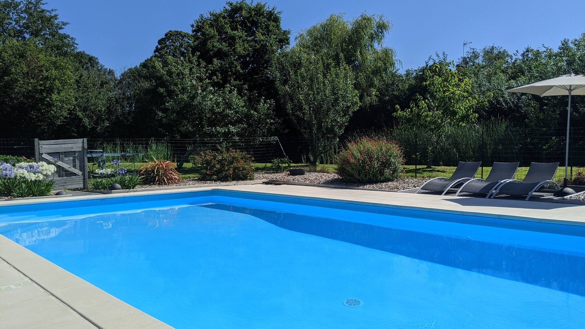 Vesly Cottage | Bright open plan barn conversion sleeps 8 - shared pool & tennis, dogs welcome