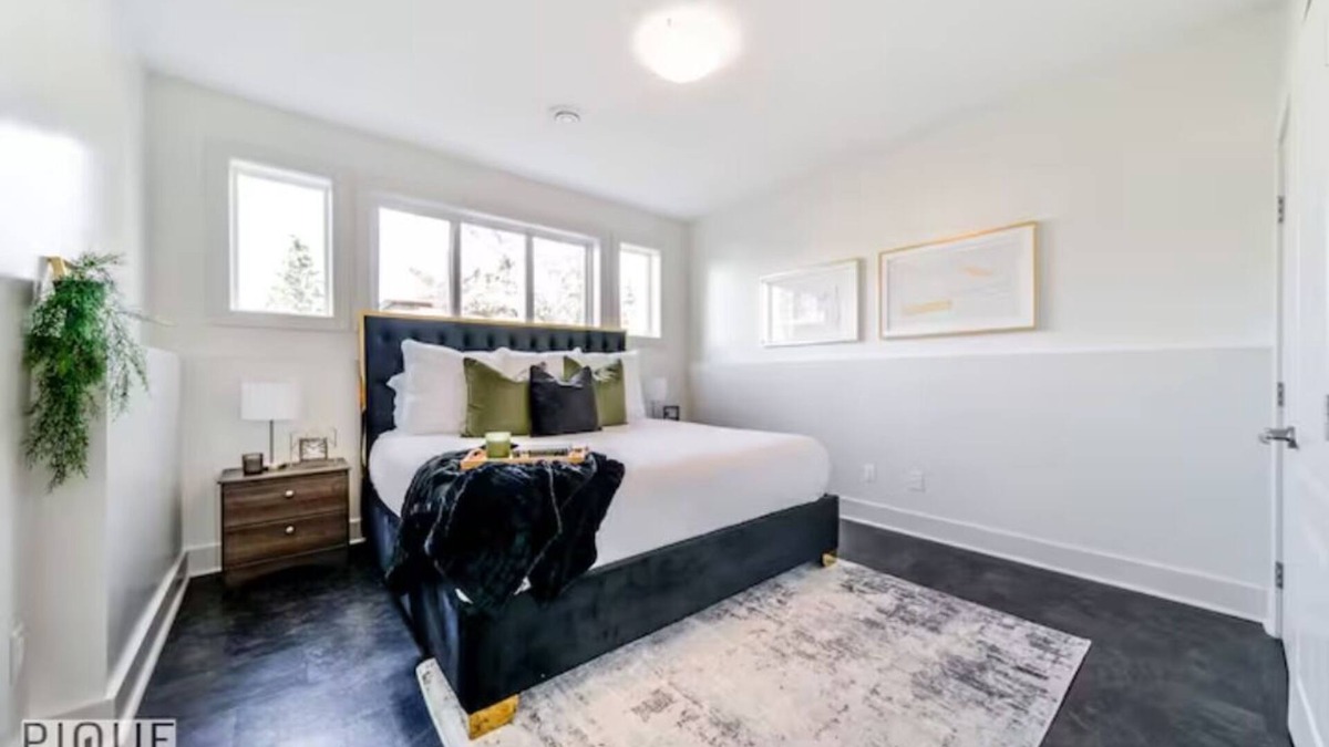 Jasper Place House | Bright Open Suite - King Bed - Free Parking - Long Stays