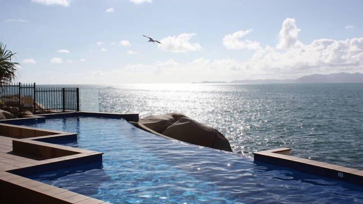Nelly Bay Apartment | Bright Point Double Absolute