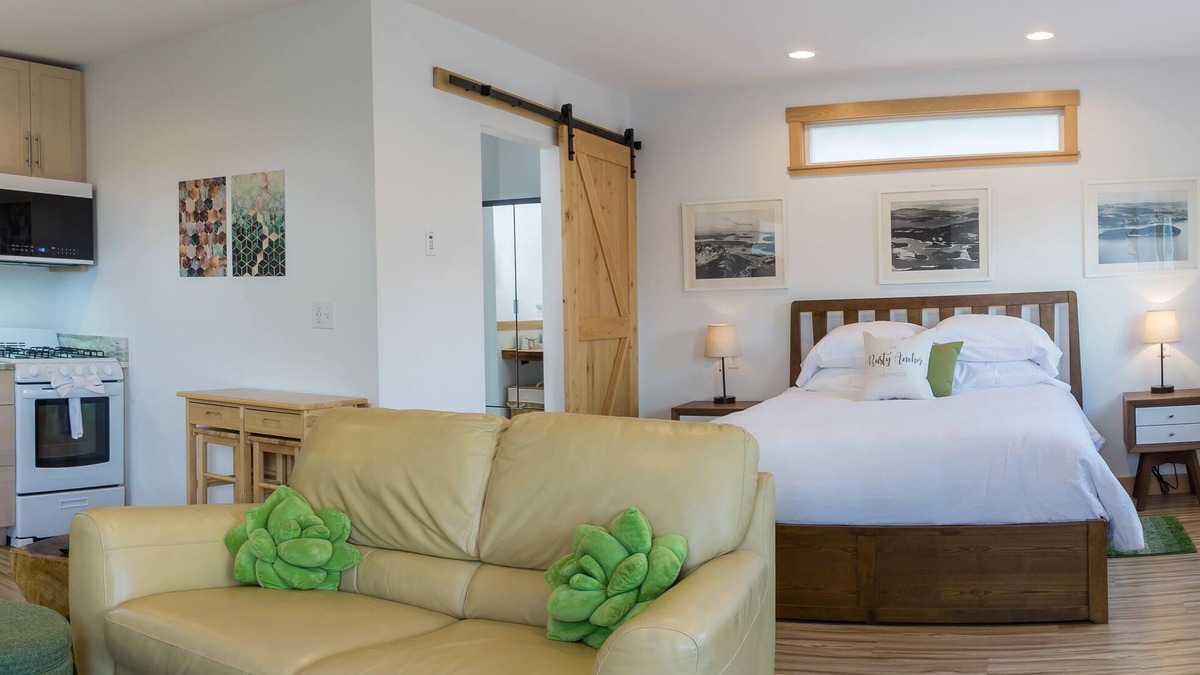 Anacortes Apartment | Bright & private studio guesthouse with full kitchen and fireplace