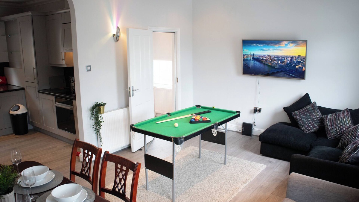 Fairfield House | Bright Private Terrace | Private Parking | WiFi | TV | Hot Tub Shower