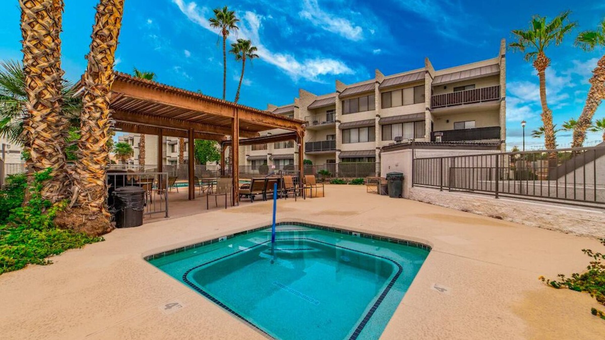 Dietz Condo | Bright, Quiet 2BD/2BA Eastside Condo w Pool & Parking - Low Summer Rates! 🌞