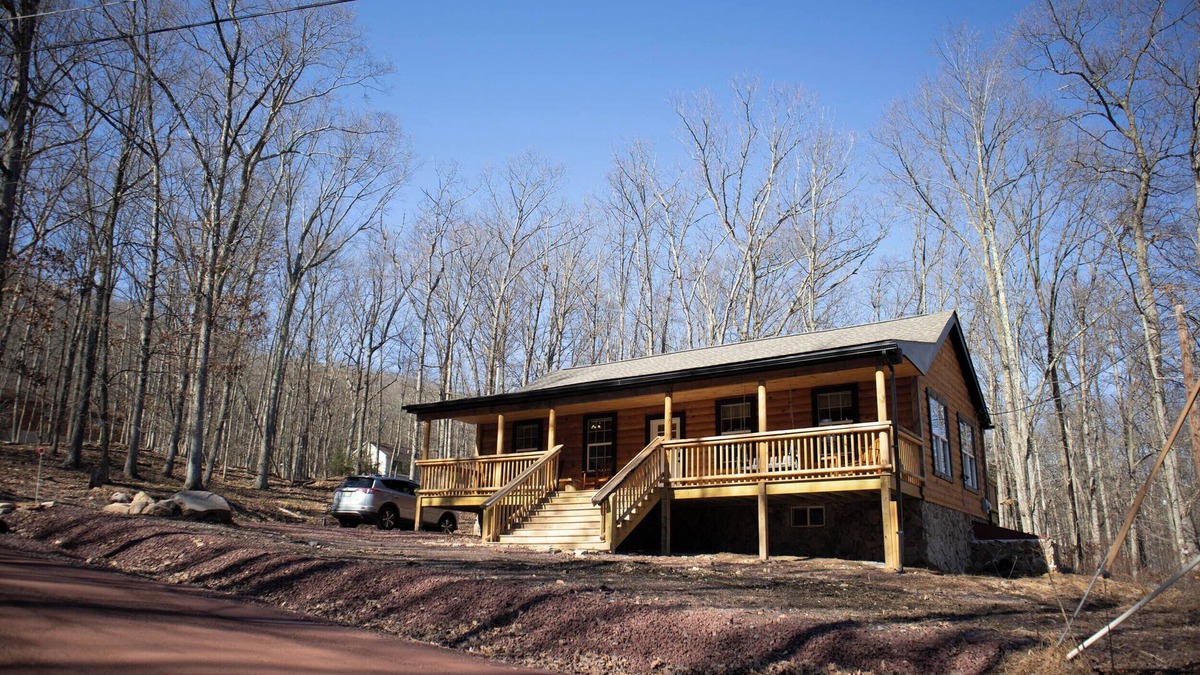 Hickory Hills Cabin | Bright & quiet cabin near mountain attractions